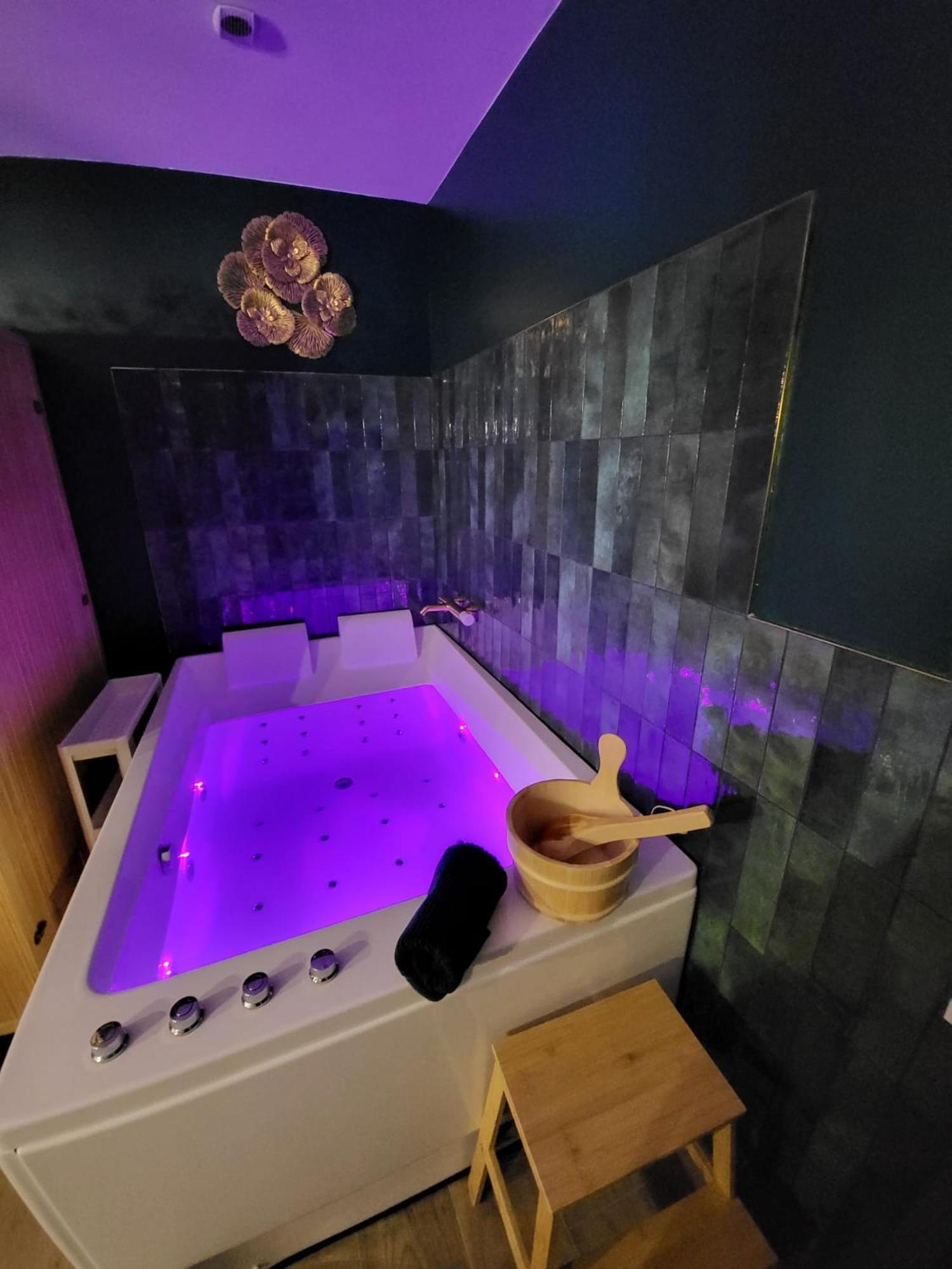 Le Speak Easy / Jacuzzi Et Sauna * Marseille